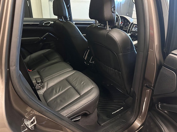 Porsche Cayenne 16 of 25