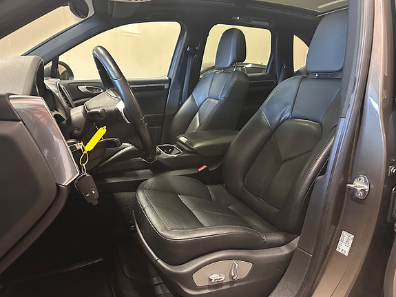 Porsche Cayenne 12 of 25