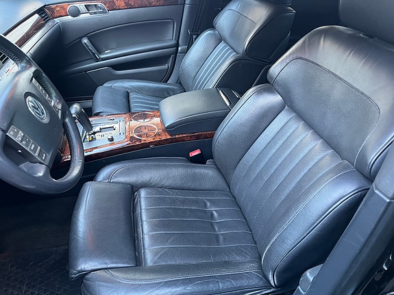 Volkswagen Phaeton 3 of 5