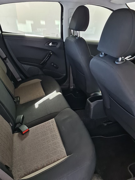 Peugeot 208 7 of 8