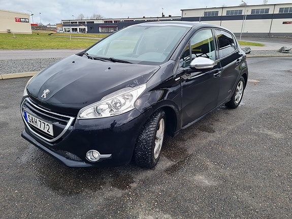 Peugeot 208 2 of 5