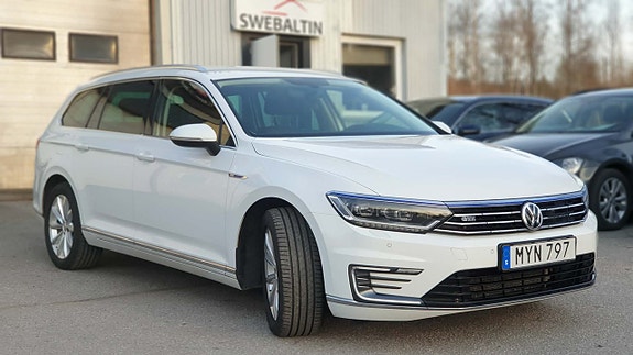 Volkswagen Passat 2 of 5