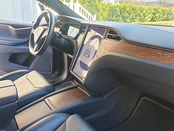 Tesla Model X 4 of 5