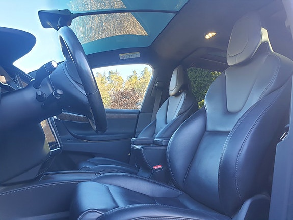 Tesla Model X 3 of 5