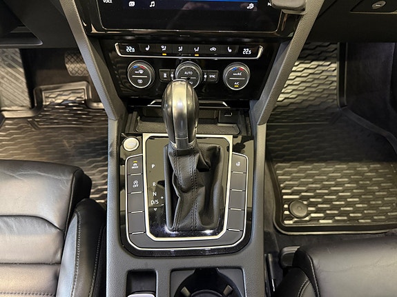 Volkswagen Passat 12 of 17
