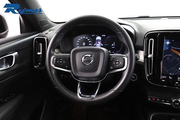 Volvo XC40 4 of 5