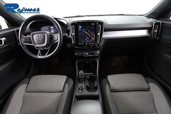 Volvo XC40 2 of 5