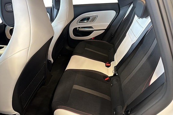 Mercedes-Benz CLA350 14 of 18
