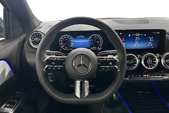 Mercedes-Benz GLA250 8 of 12
