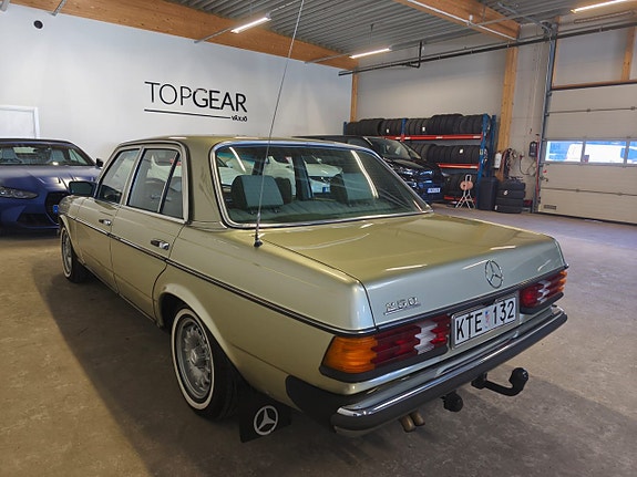 Mercedes-Benz W123 4 of 5