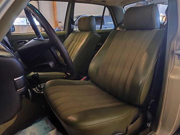 Mercedes-Benz W123 9 of 14