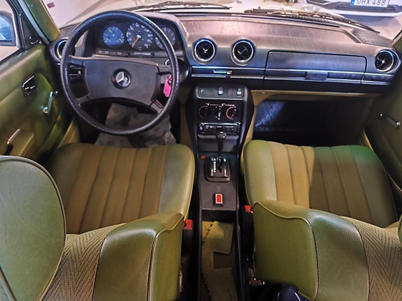 Mercedes-Benz W123 11 of 14