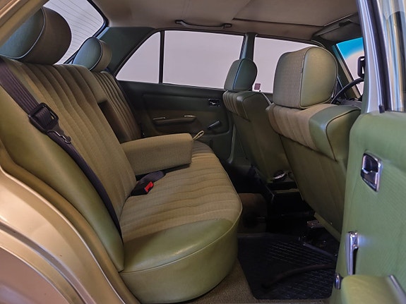 Mercedes-Benz W123 13 of 14
