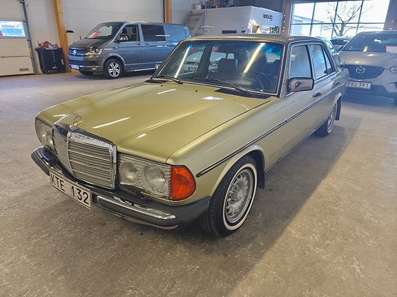 Mercedes-Benz W123 3 of 5