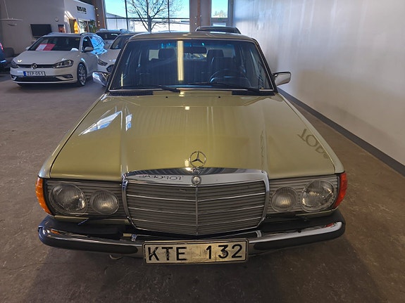 Mercedes-Benz W123 2 of 5