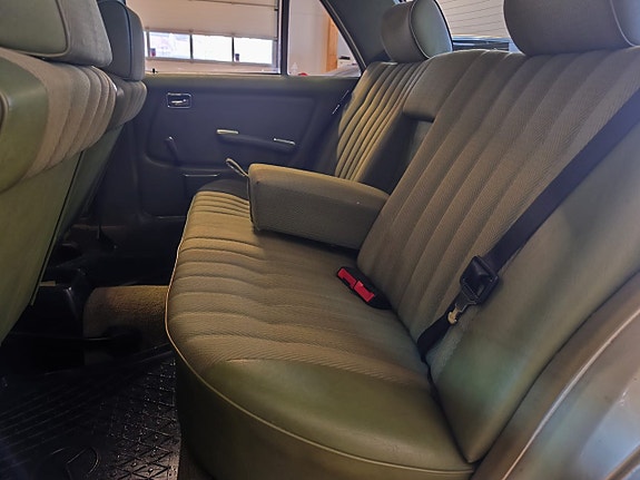 Mercedes-Benz W123 12 of 14