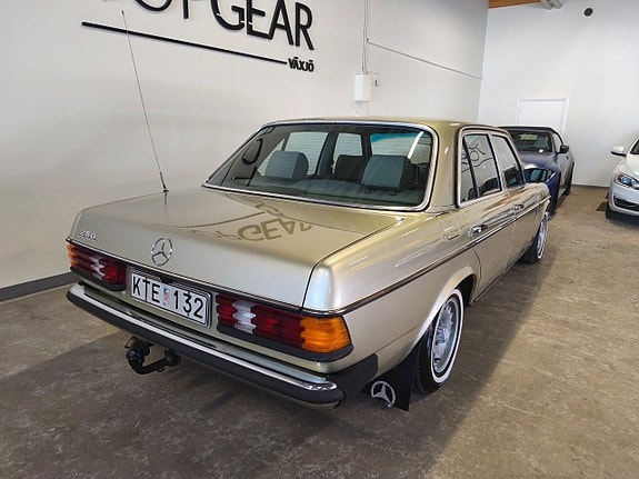Mercedes-Benz W123 6 of 14