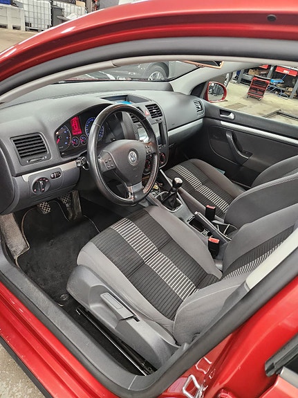 Volkswagen Golf V 9 of 14