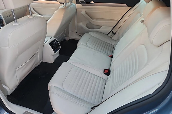 Volkswagen Passat 9 of 14