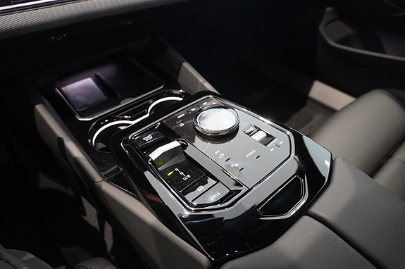 BMW i5 9 of 11