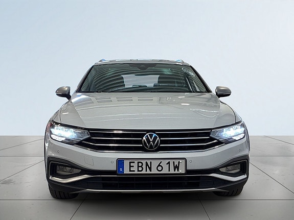Volkswagen Passat Alltrack 2 of 5