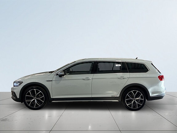 Volkswagen Passat Alltrack 3 of 5