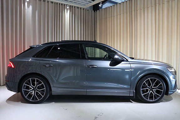 Audi Q8 2 of 27