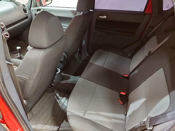 Mitsubishi Colt 10 of 12