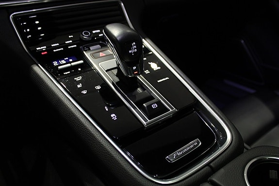 Porsche Panamera 4 18 of 27