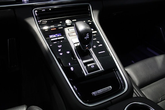 Porsche Panamera 4 18 of 21