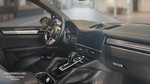Porsche Cayenne 4 of 5