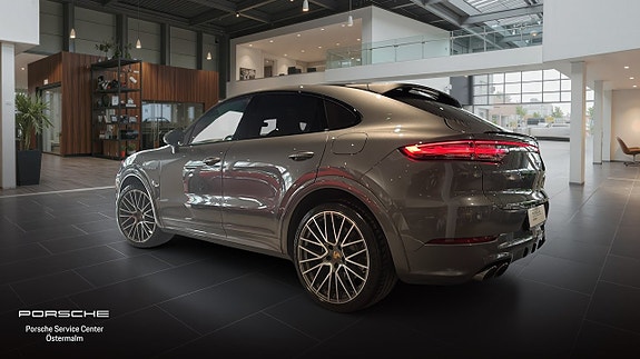 Porsche Cayenne 2 of 5