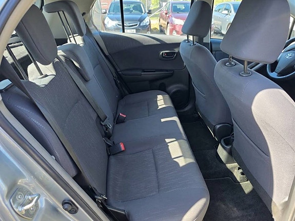 Toyota Yaris 7 of 13