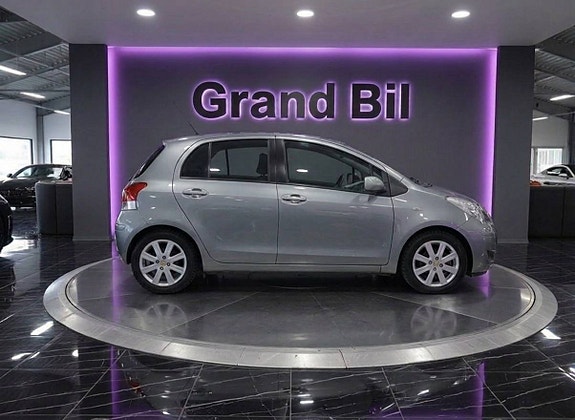 Toyota Yaris 3 of 5