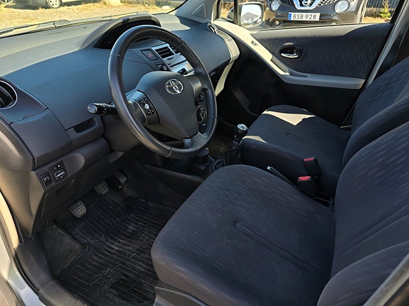 Toyota Yaris 5 of 5