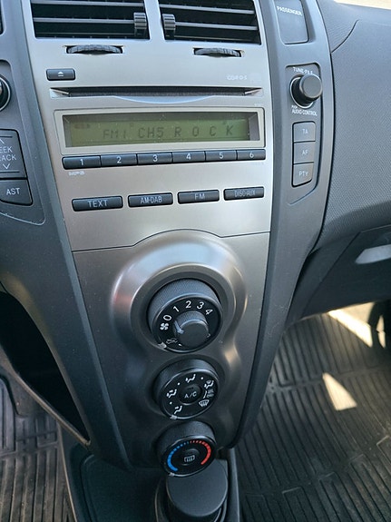 Toyota Yaris 11 of 13