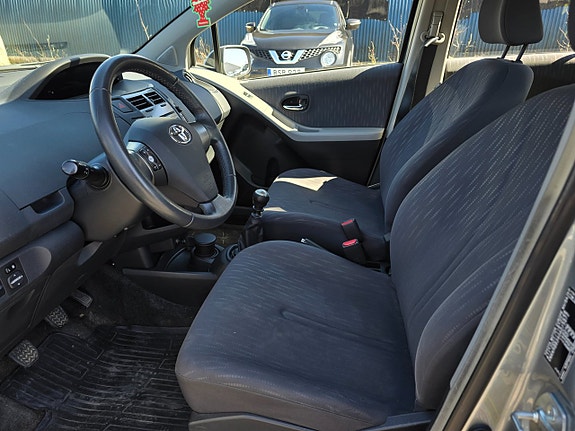 Toyota Yaris 6 of 13