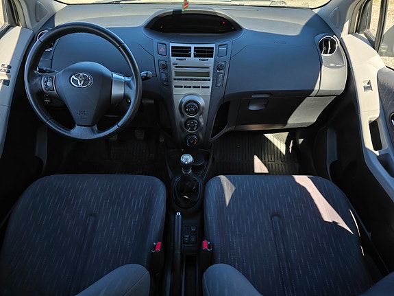 Toyota Yaris 8 of 13
