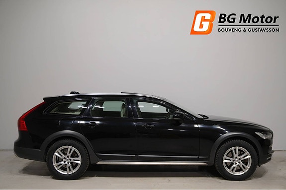 Volvo V90 Cross Country 2 of 5