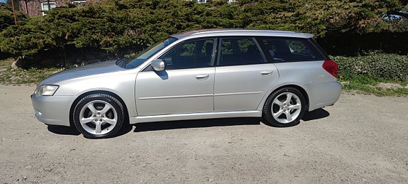 Subaru Legacy 3 of 5