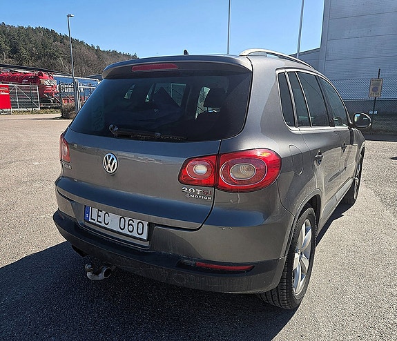 Volkswagen Tiguan 2 of 5
