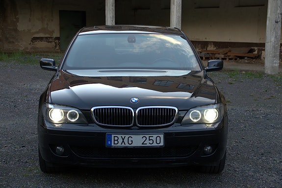 BMW 750i 2 of 5