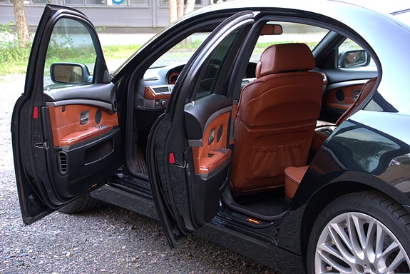 BMW 750i 5 of 5