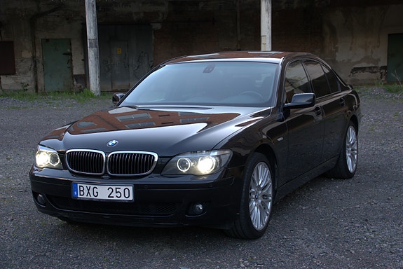 BMW 750i 4 of 5