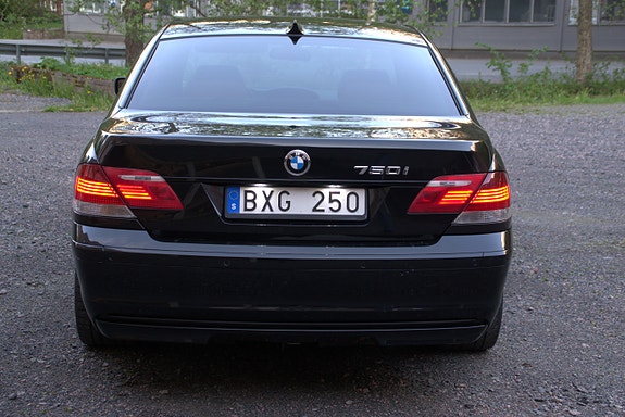 BMW 750i 3 of 5