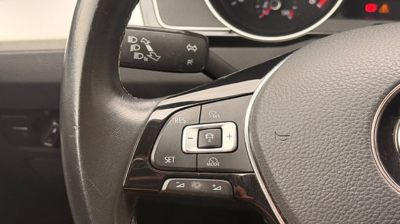 Volkswagen Passat 19 of 30