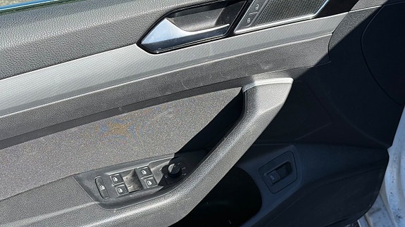 Volkswagen Passat 10 of 30