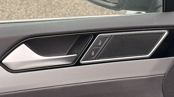 Volkswagen Passat 16 of 30