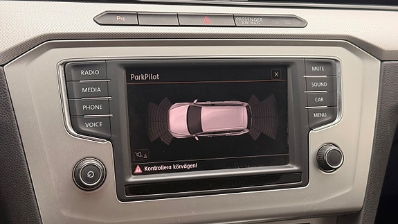 Volkswagen Passat 22 of 30