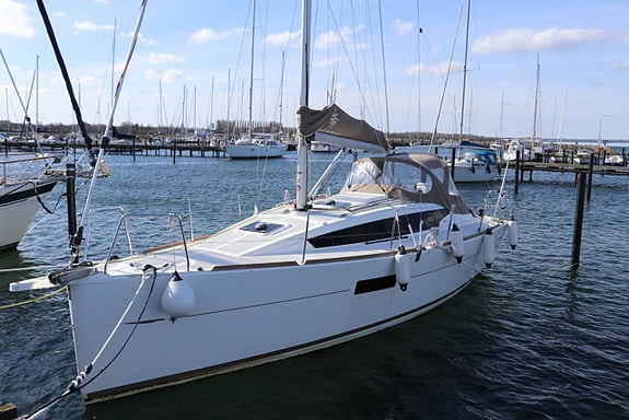 SUN ODYSSEY 319 (JEANNEAU) — View photo 1